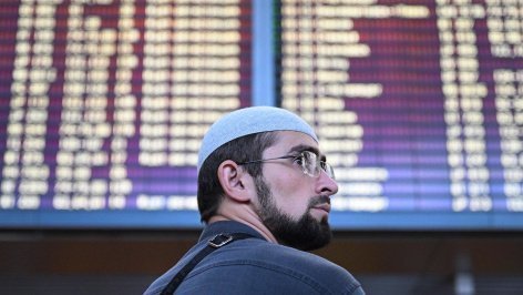 Muzhchina-u-informacionnogo-tablo-v-aeroportu