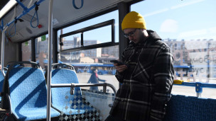 Пассажир в салоне электробуса