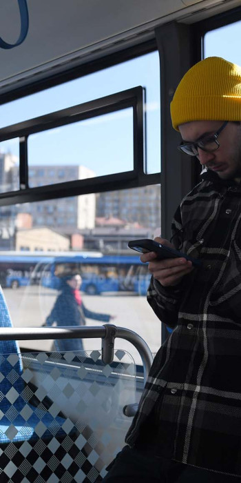 Пассажир в салоне электробуса