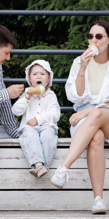 Семейная пара с ребенком в парке