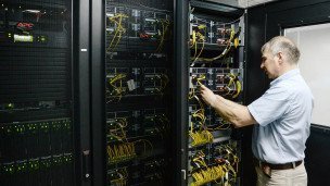 Сотрудник работает с вычислительным сервером