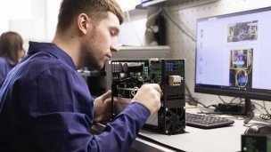 Сотрудники во время работы на предприятии Мехатроника