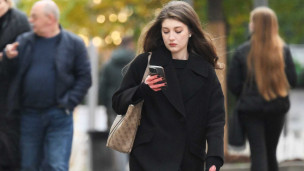 Девушка с телефоном