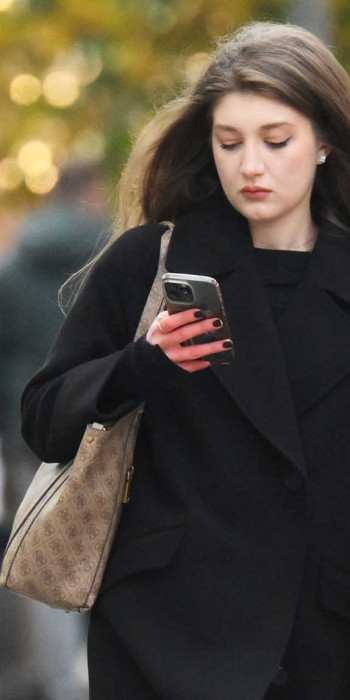 Девушка с телефоном