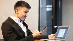 Предприниматель с телефоном и ноутбуком