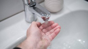 Мытье рук водой из-под крана