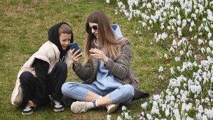 Женщина с ребенком смотрят в телефон