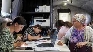 Выдача гуманитарной помощи эвакуированным жителям Курской области