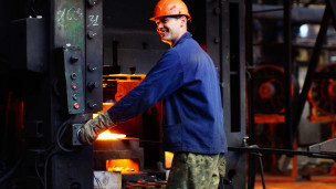 Рабочий на заводе в Луганске