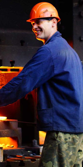 Рабочий на заводе в Луганске