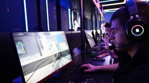 Игроки за компьютерами в Фиджитал-центре