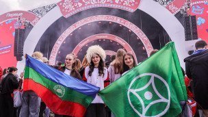 Участники Фестиваля «Движения Первых» с флагами