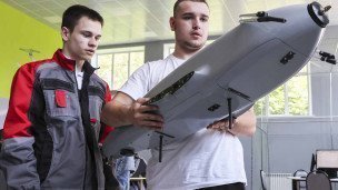 Студенты специальности "Эксплуатация беспилотных авиационных систем" во время обучения