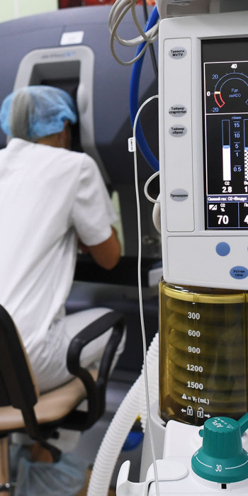 Врачи проводят операцию в отделении роботической хирургии