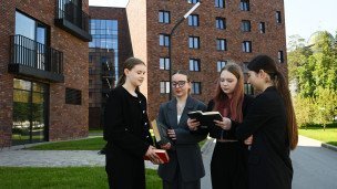 Studentki-na-territorii-kompleksa