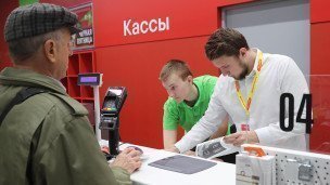Покупатель на кассе в магазине электроник