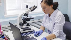 медработник в лаборатории