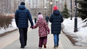 Пара с ребенком 