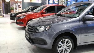 Автомобили Lada в дилерском центре