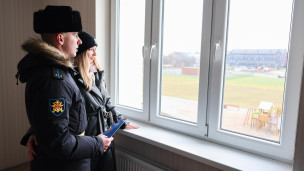 Военнослужащий с супругой осматривают квартиру