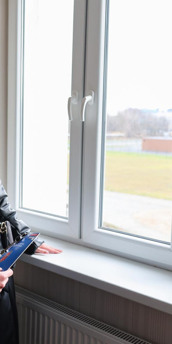 Военнослужащий с супругой осматривают квартиру