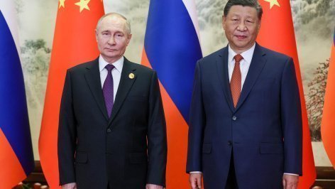  Президент России Владимир Путин и председатель КНР Си Цзиньпин во время совместного фотографирования