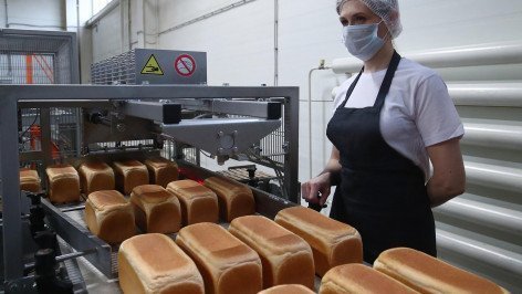 Работница на заводе