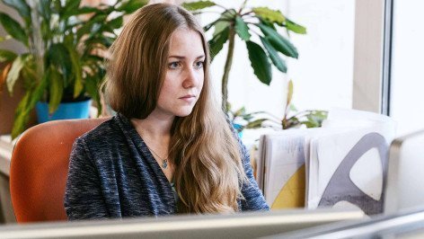 девушка в офисе за работой