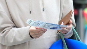 Пассажирка с авиабилетом в аэропорту
