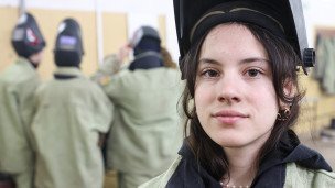 Девушка  во время сварочных работ