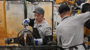 Рабочие в цехе