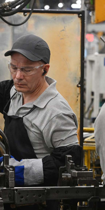 Рабочие в цехе