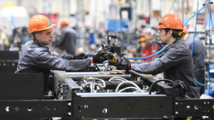 Рабочие в сборочном цеху