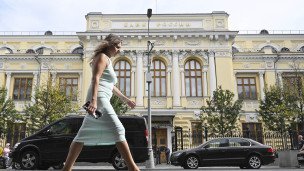 prohozhie-u-zdaniya-centralnogo-banka-rossii