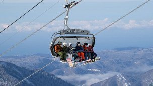Туристы на подъемнике на горнолыжном курорте