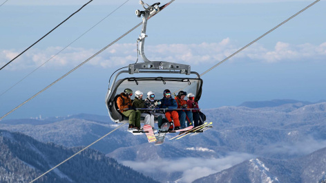 Туристы на подъемнике на горнолыжном курорте