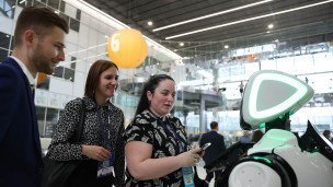 Посетители в технопарке с роботом