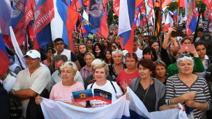 Люди на митинге-концерте в честь присоединения новых регионов