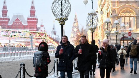 Отдыхающие у Красной площади в Москве