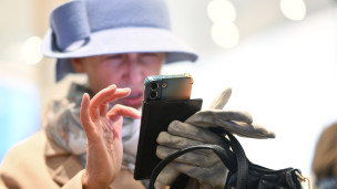 Женщина смотрит в смартфон 