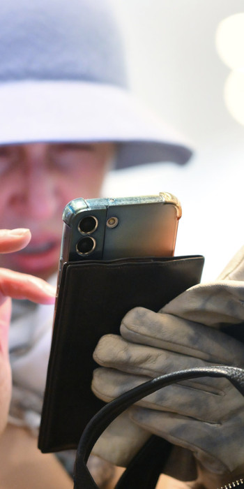 Женщина смотрит в смартфон 