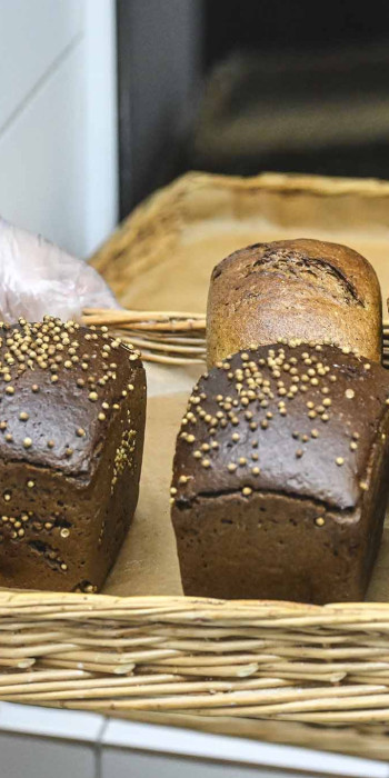 готовый хлеб на подносе