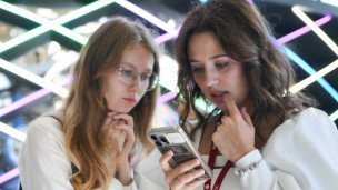 Девушки со смартфоном