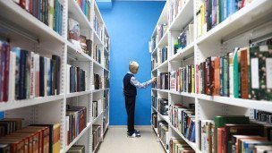 Школьник в библиотеке