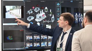 Cотрудник демонстрирует на экране работу корпорации развития города