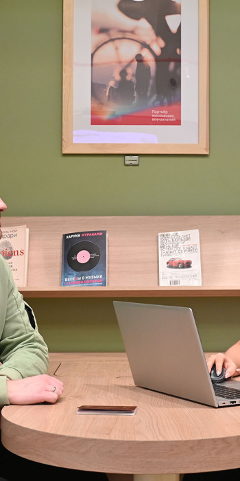 Сотрудница  и мужчина 