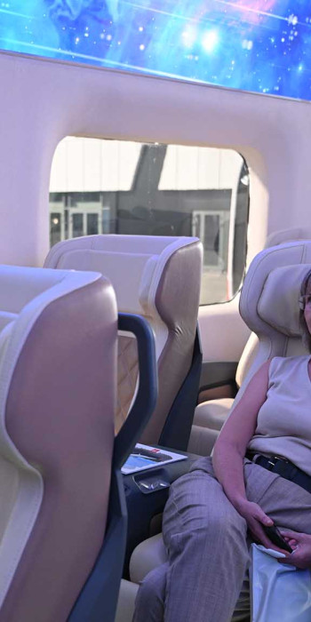 Посетители в полноразмерном макете сверхскоростного поезда для ВСМ