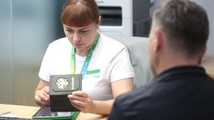 Специалист банка и посетитель