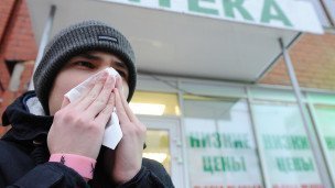 Молодой человек у аптеки