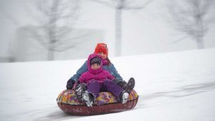 Дети катаются на тюбинге